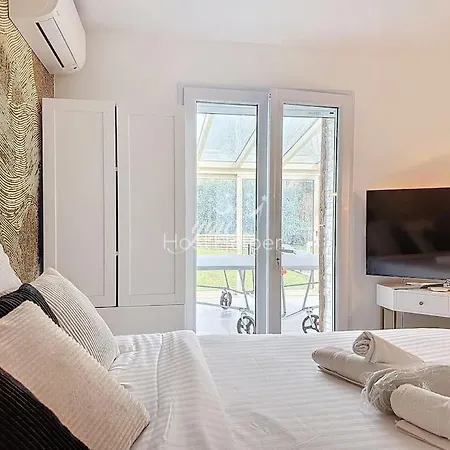 Touquaise Yourhosthelper