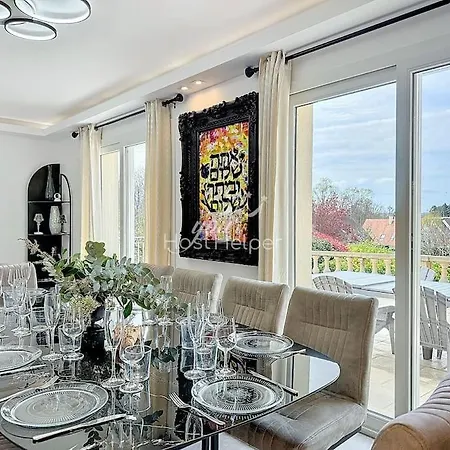 Touquaise Yourhosthelper