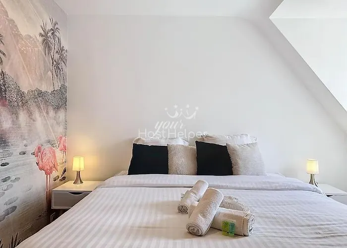 Touquaise Yourhosthelper * Touques